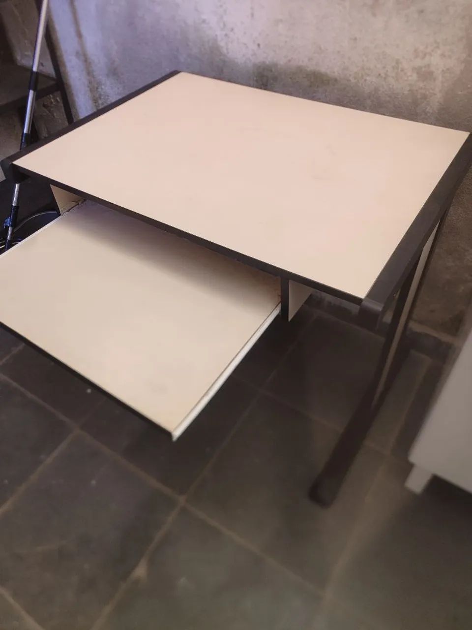 Mesa de escritório com gaveta retrátil.  - Foto 2