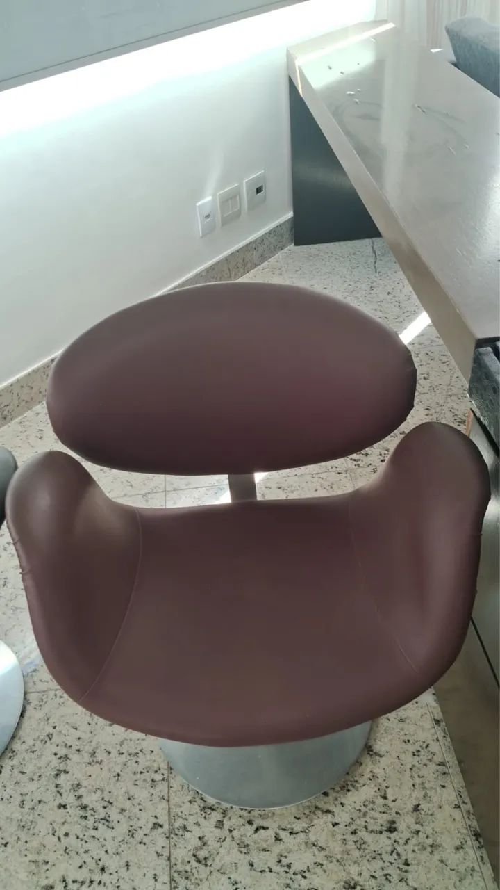 Cadeira de Design Giratória em Couro Sintético - Moderna e Sofisticada - Foto 3