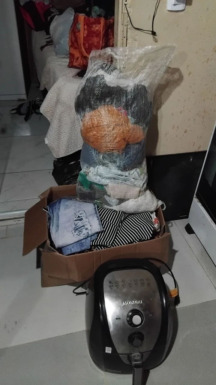 Venda e doação Combo roupas femininas todos tamanhos e doação de cabides e algumas peças 