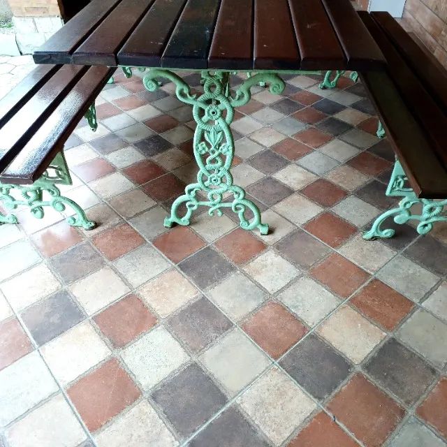 Mesa madeira maciça com pé de ferro e 2 bancos - Foto 3