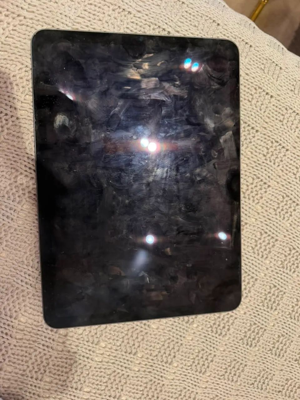 iPad Air 5 geração prata com capa acompanhada de teclado  - Foto 2