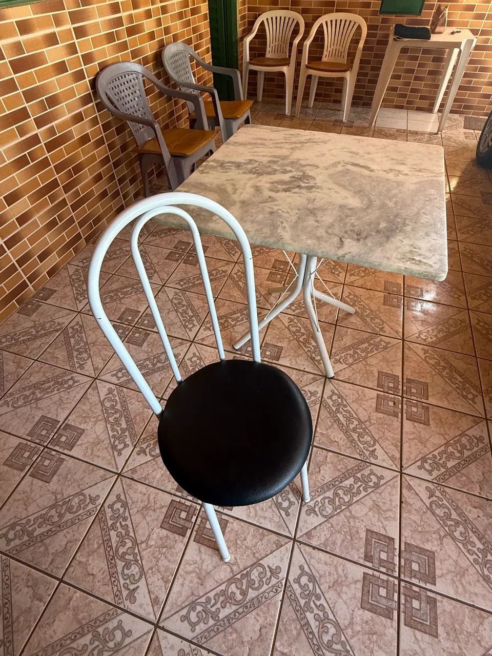 Mesa tampo de mármore com 4 cadeiras  - Foto 3