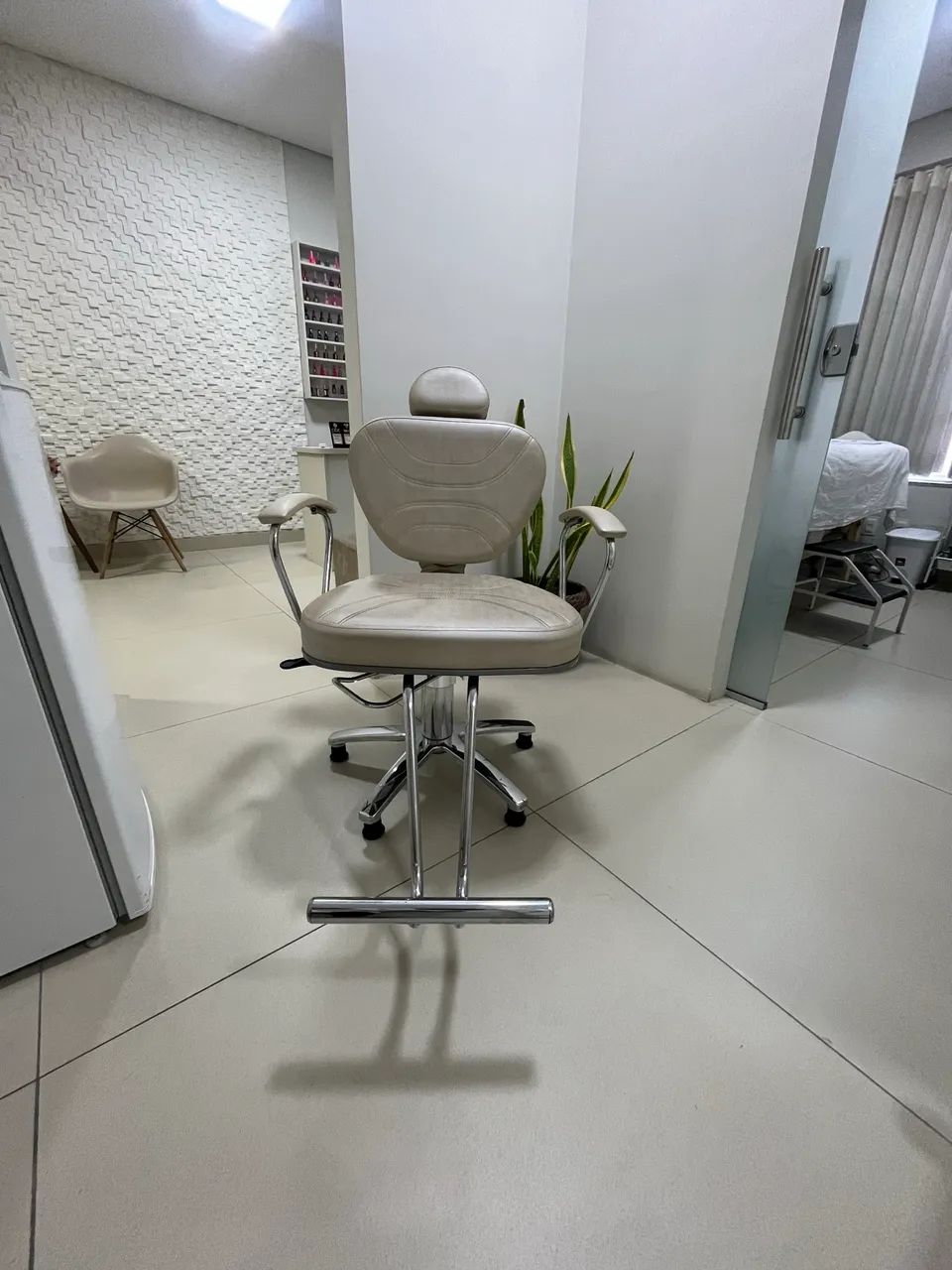 Cadeira giratória maquiagem e design de sobrancelhas  - Foto 3