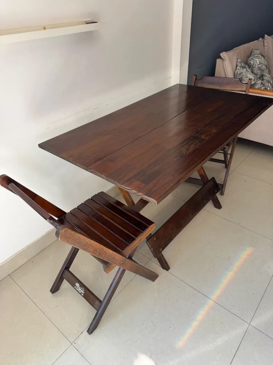 Mesa com 2 cadeiras de madeira - Foto 3