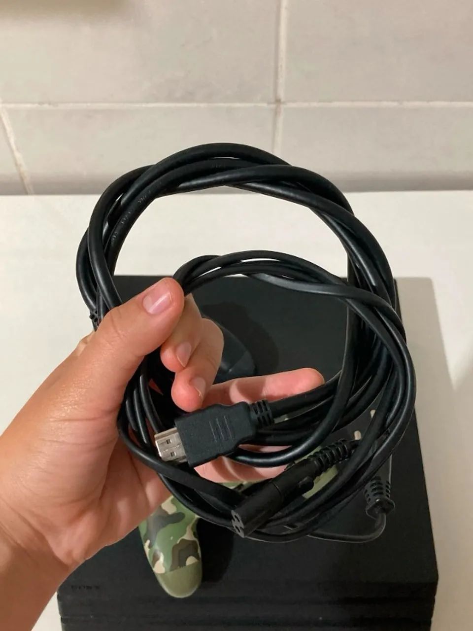 Playstation 4 Pro 1 TB + 2 controles  - Foto 5