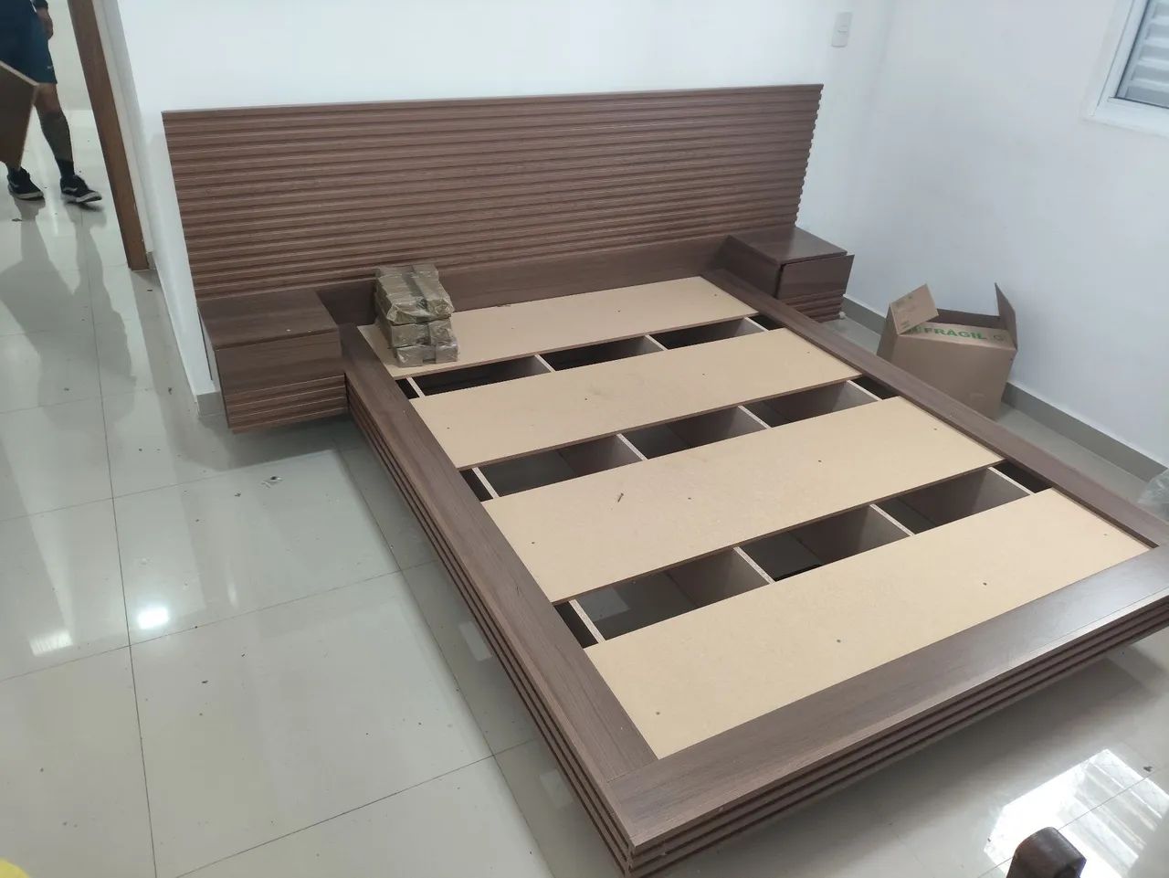 Cama com cabeceira e criado mudo