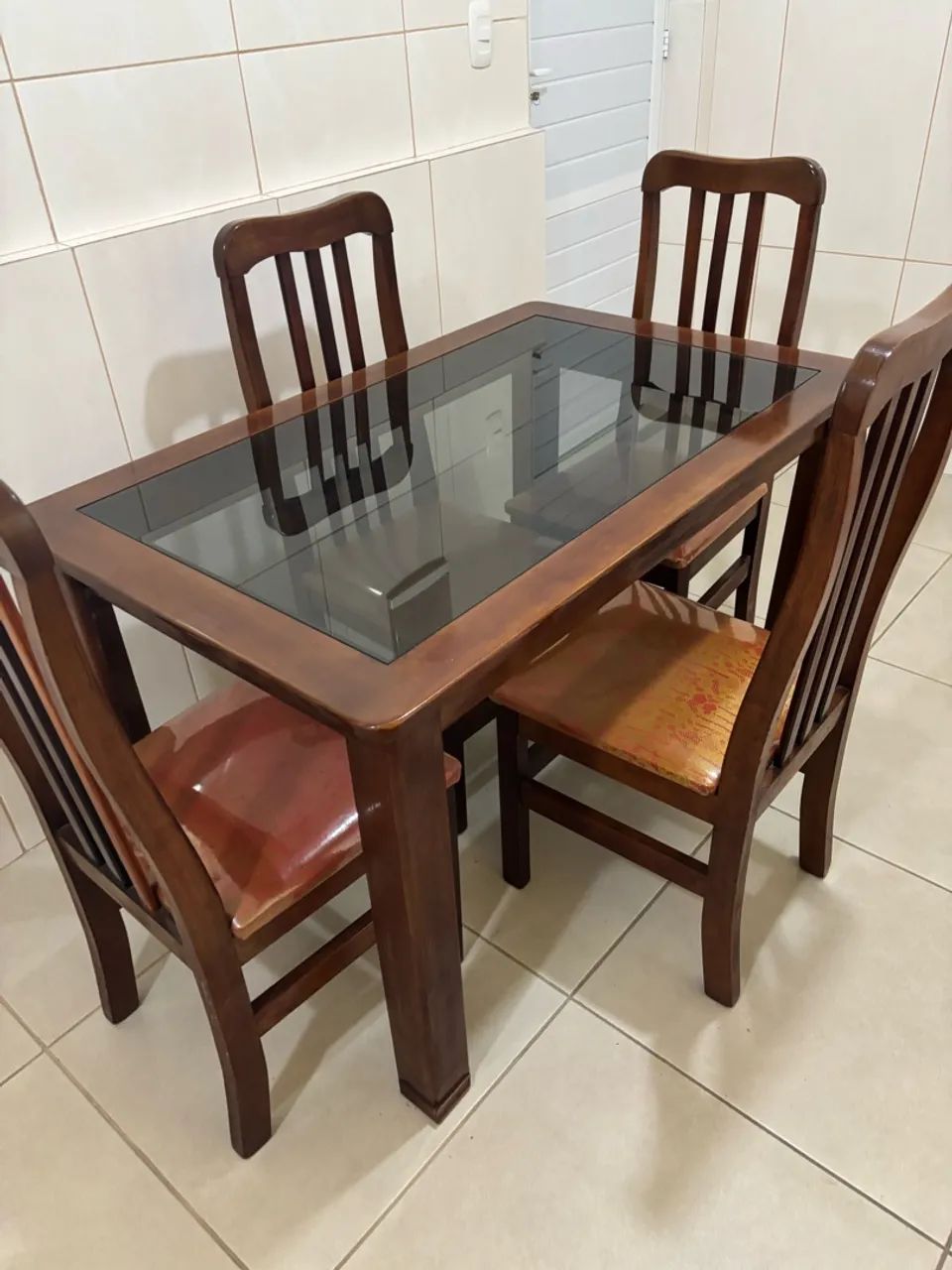 Mesa retangular com tampo de vidro e 4 cadeiras  - Foto 3