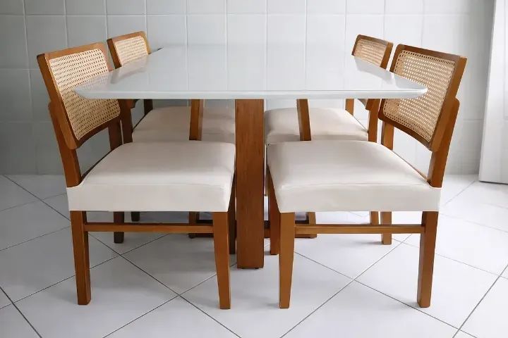 Mesa de jantar 4 cadeiras tampo laqueado
