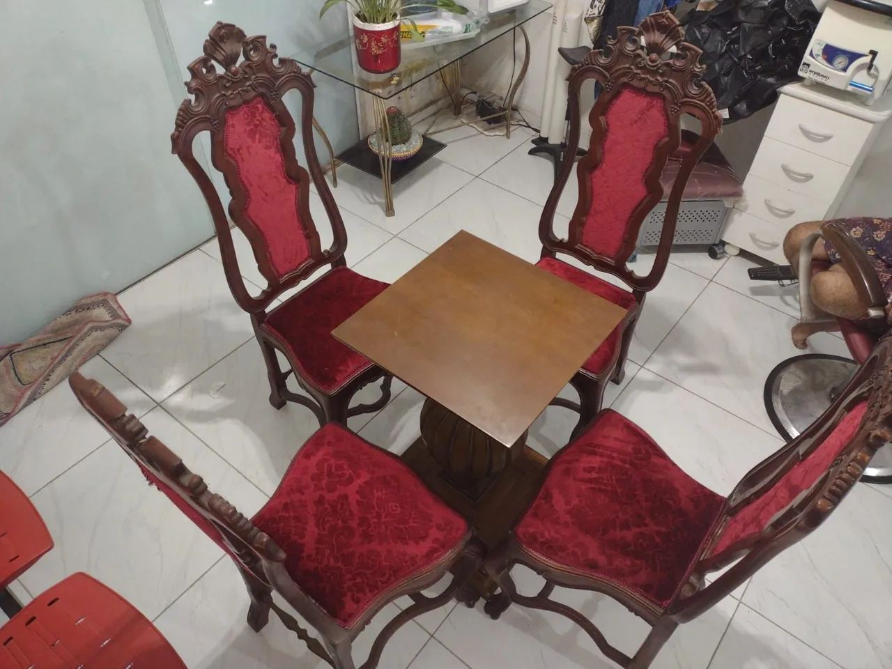 Mesa 4 cadeiras de Madeira tampo de Vidro Luiz XV - Foto 3