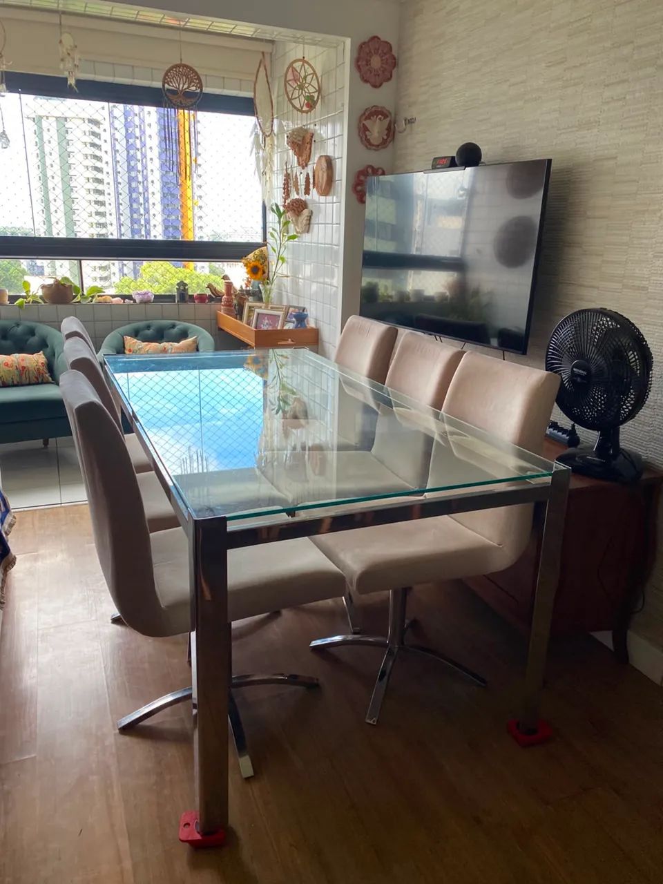 Mesa de jantar  e 6 cadeiras 