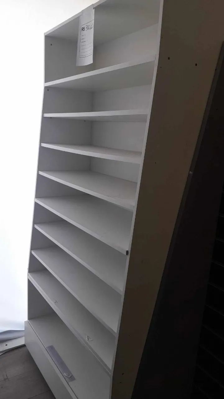 MÓVEL EXPOSITOR BRANCO COM PRATELEIRAS - R$ 380