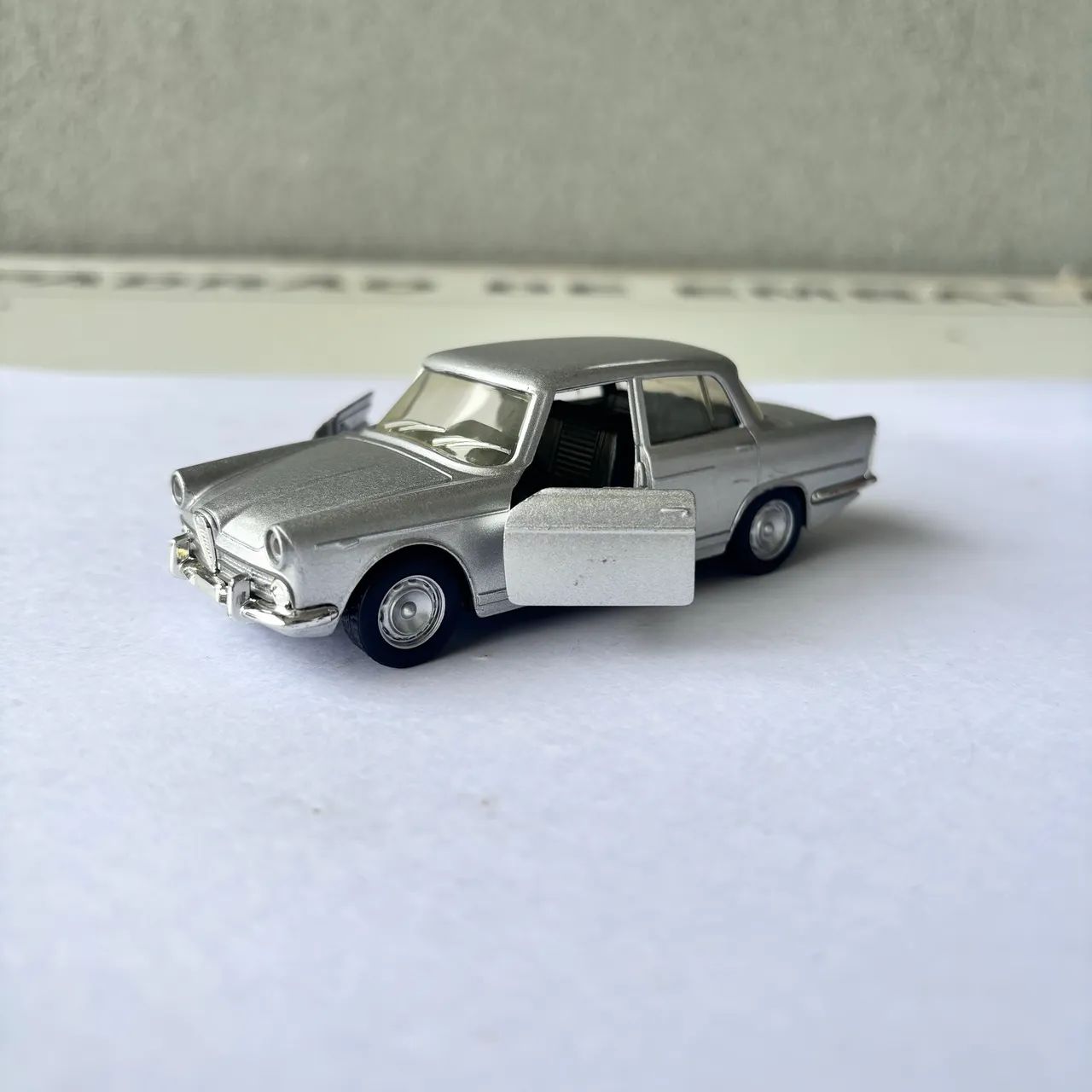 Lote com 4 Miniaturas de Carros Clássicos - Colecionáveis - Foto 3