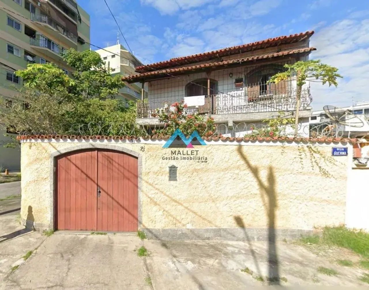 Excelente casa duplex, com 4 quartos, sendo 1 suíte, 245 m², com piscina, churrasqueira e 