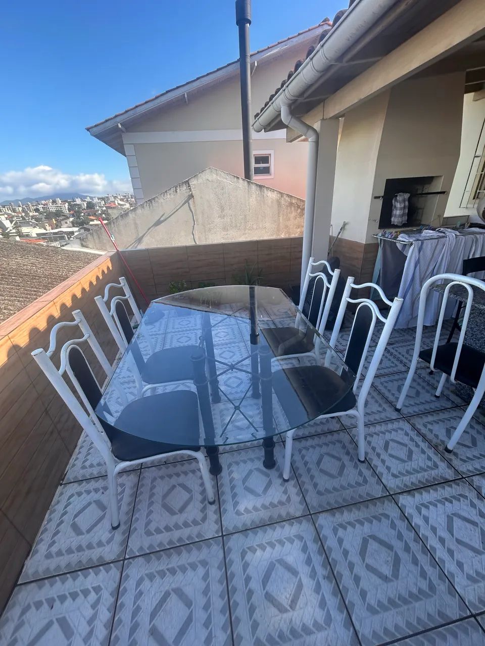 Mesa de vidro com base de ferro c/4cadeiras usada