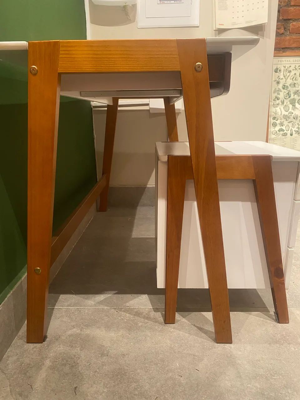 Mesa e Gaveteiro Tok & Stok
