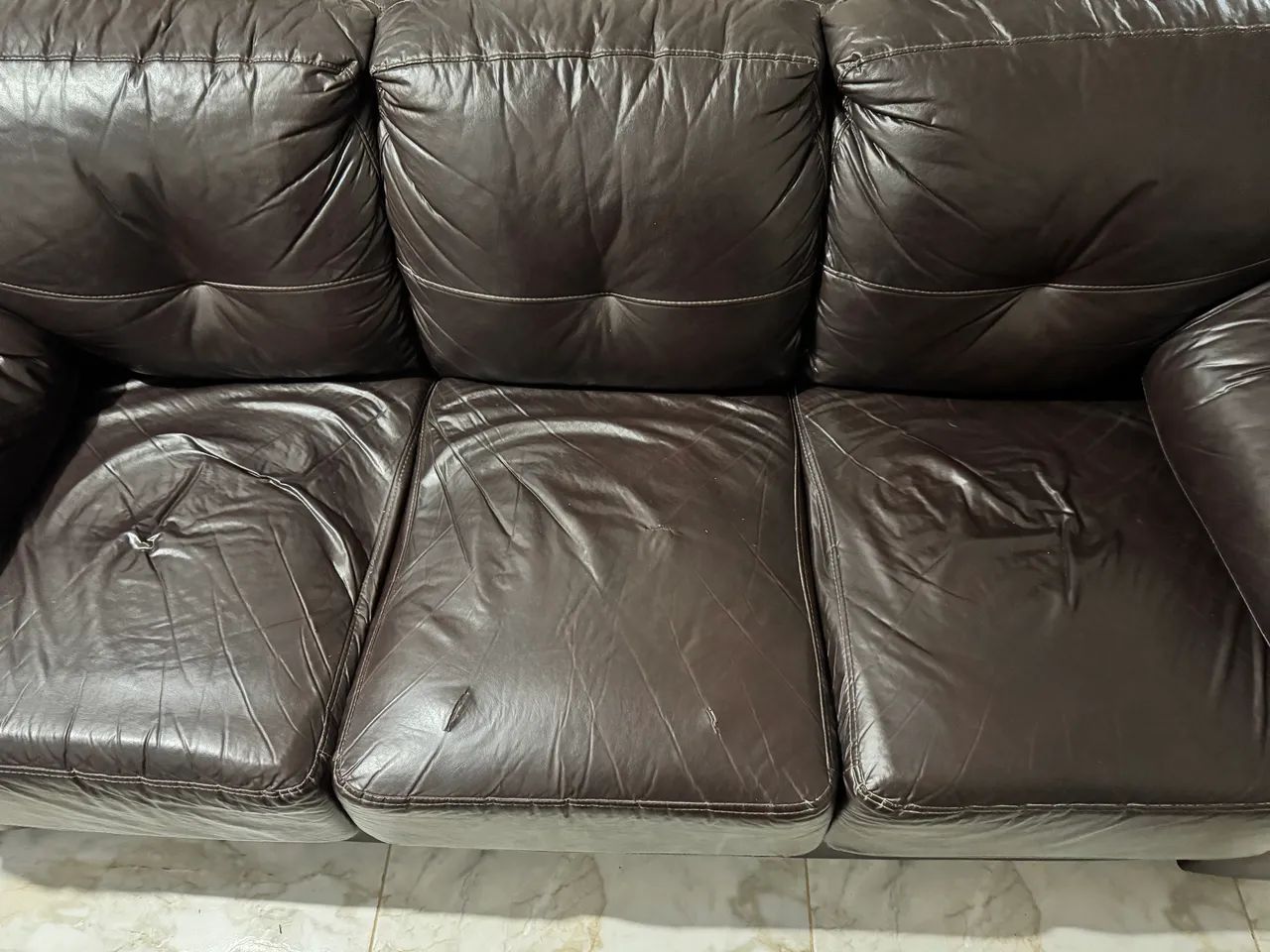Sofá courino 3 lugares - Foto 3