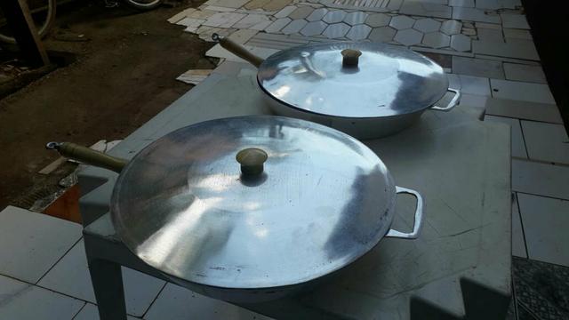 Frigideira grande de aluminio batido 39 cm boca
