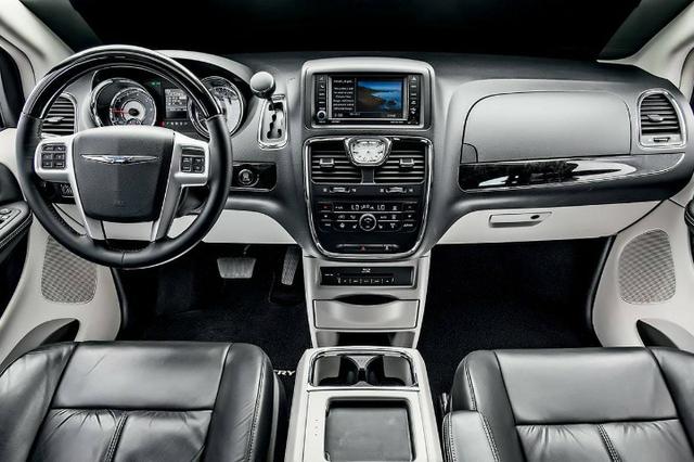 Chrysler Town & Coutry Limited - Foto 2