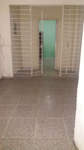 Alugo casa na Avenida nova descoberta - Foto 4