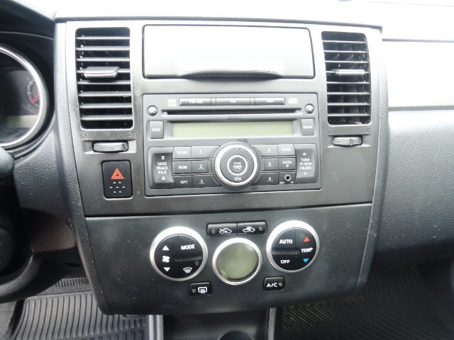 Nissan tiida Hatch  SL 1.8 16V-AT 4P (Gasolina) - 2012  - Foto 8