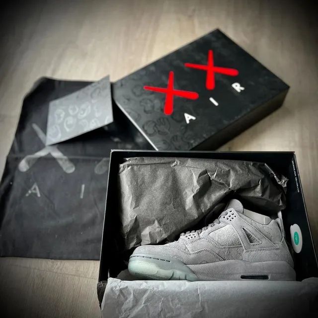 Air Jordan 4 X KAWS - Foto 4