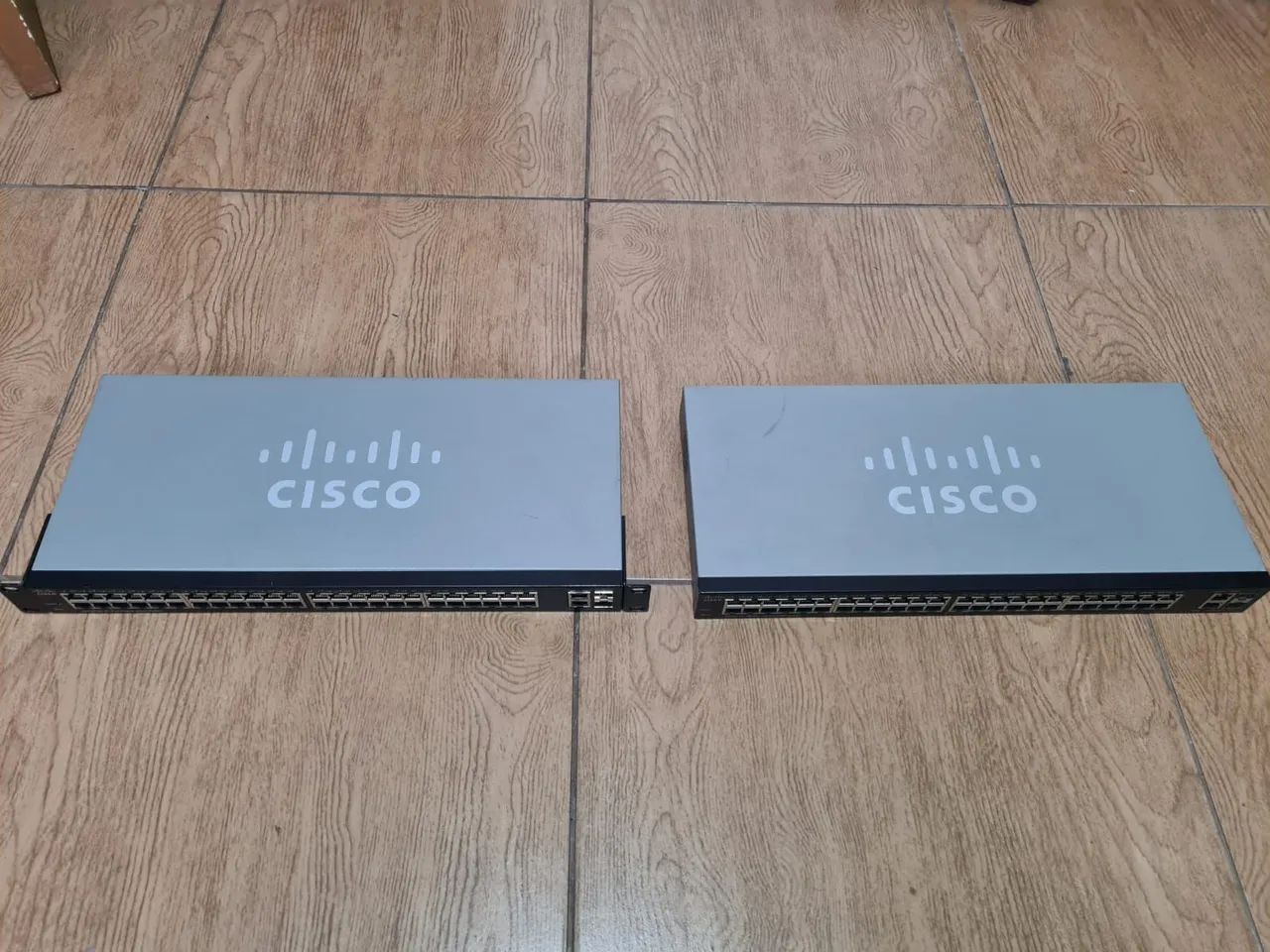 1.500 CADA. 2 Switches Cisco SG220-50 Gigabit Ethernet