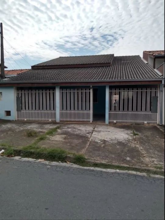 Ótima casa com 4 dorm. e 2 cozinhas em terreno de 10 x 30 m. Vila Nova Sorocaba.