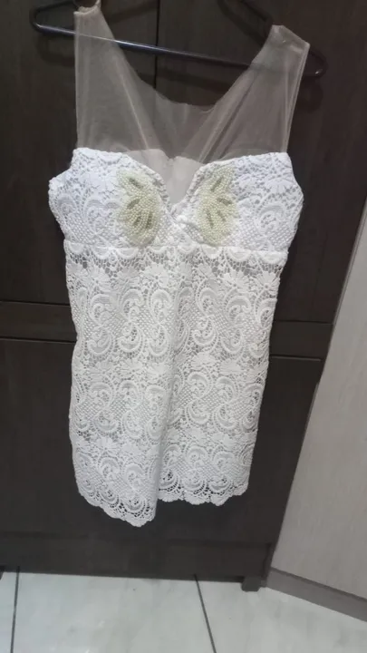 Vestido branco de renda para festa