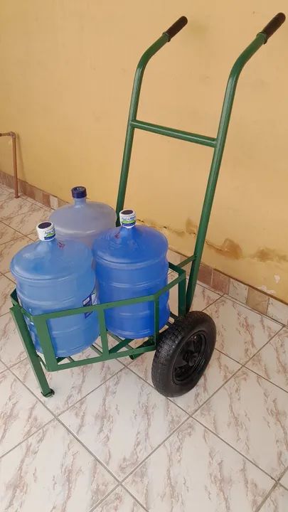 Carrinho de mão para carregar garrafão de água e outras coisas. 