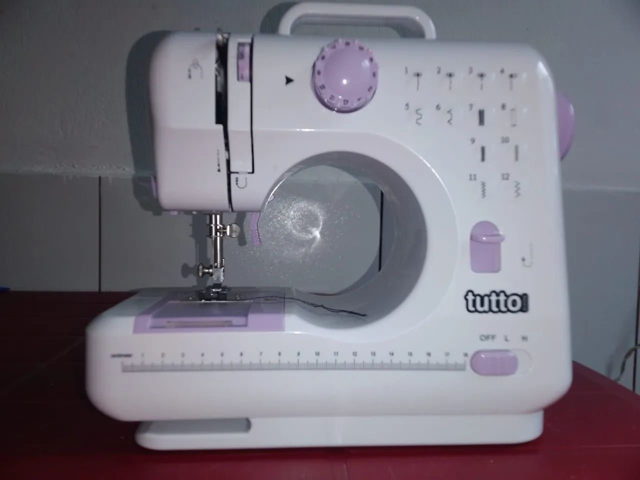 Máquina de Costura com acessórios.