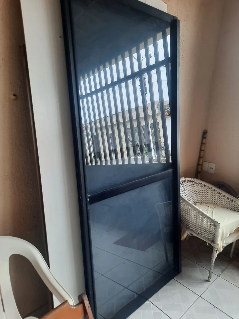 Porta de vidro com estrutura de alumínio