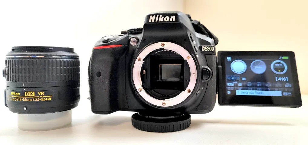 Nikon d5300, poucos cliques com lente 18/55, cont. remoto e acessórios