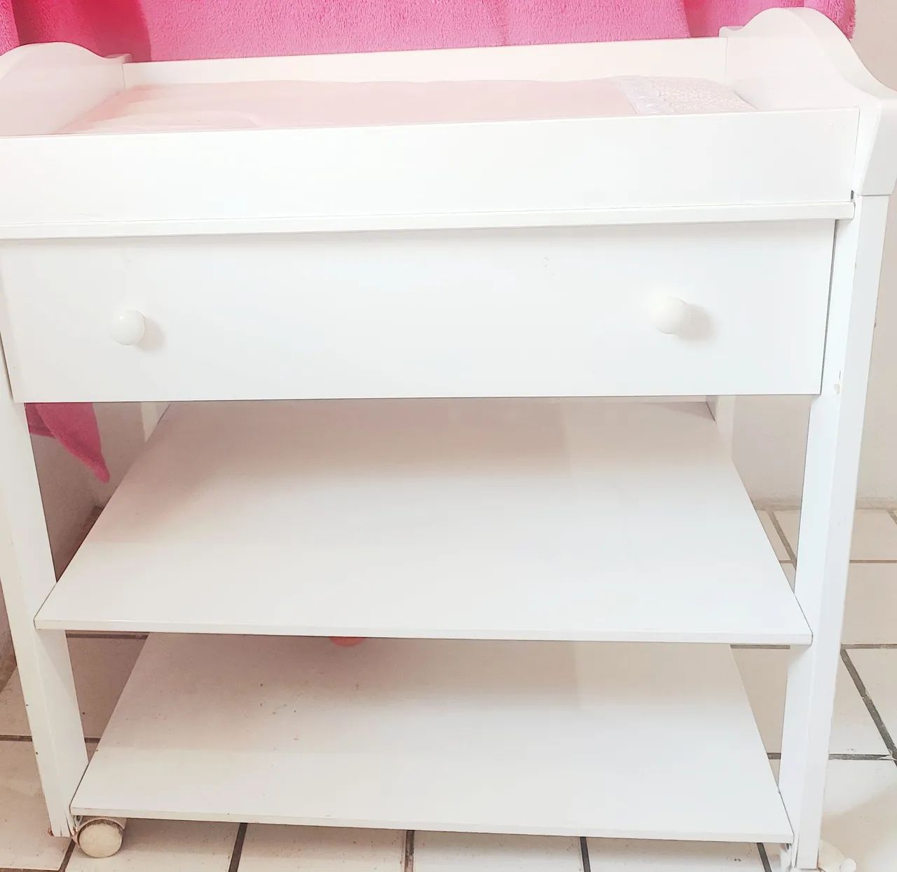 Trocador de bebê branco com prateleiras - Foto 3