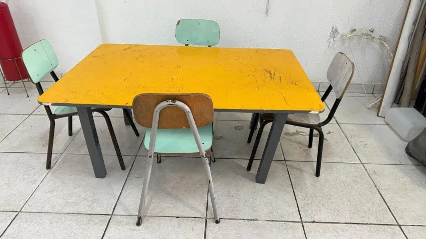 mesa retangular para escolinha com 4 cadeiras