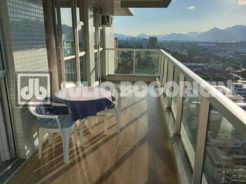 Barra da Tijuca Cobertura duplex 3 quartos sendo 1 suite, armários, cozinha planejada, dep
