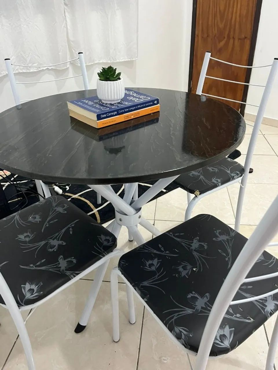 mesa com 4 cadeiras64520806977665121