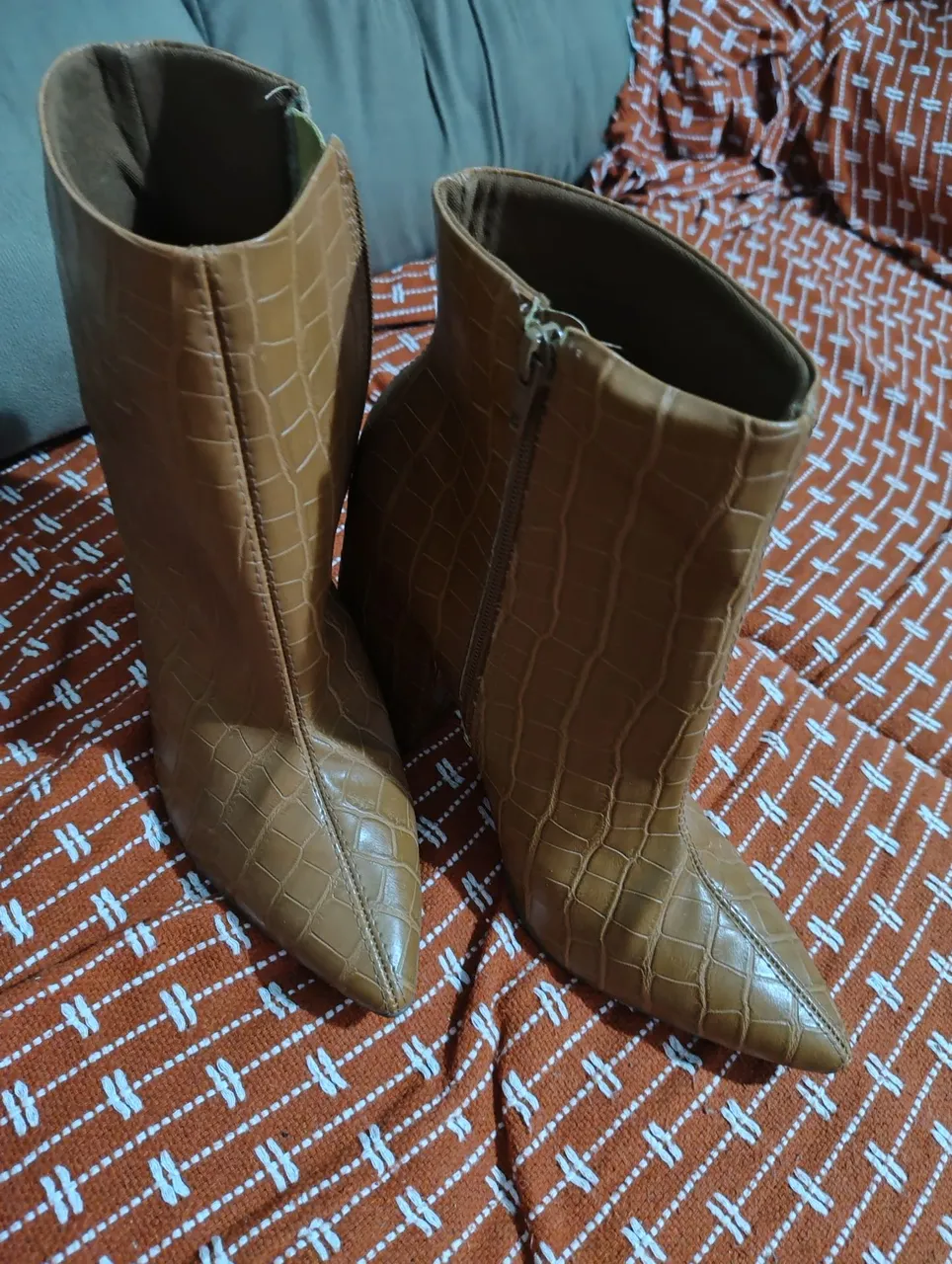 Botas Femininas Cano Curto Croco Marrom