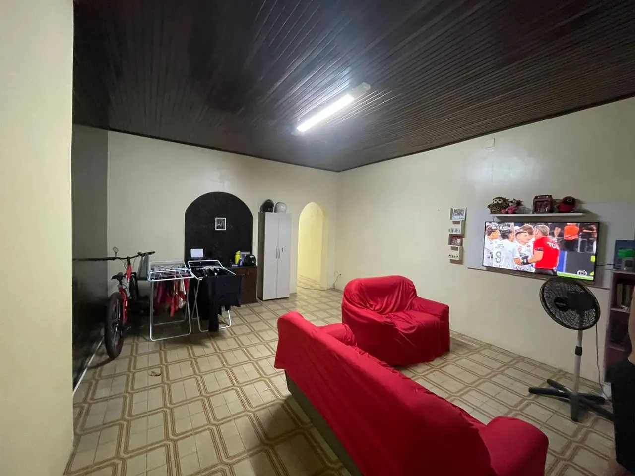 JN ALUGO CASA SEMIMOBILIADA 4/4 NA CIDADE VELHA