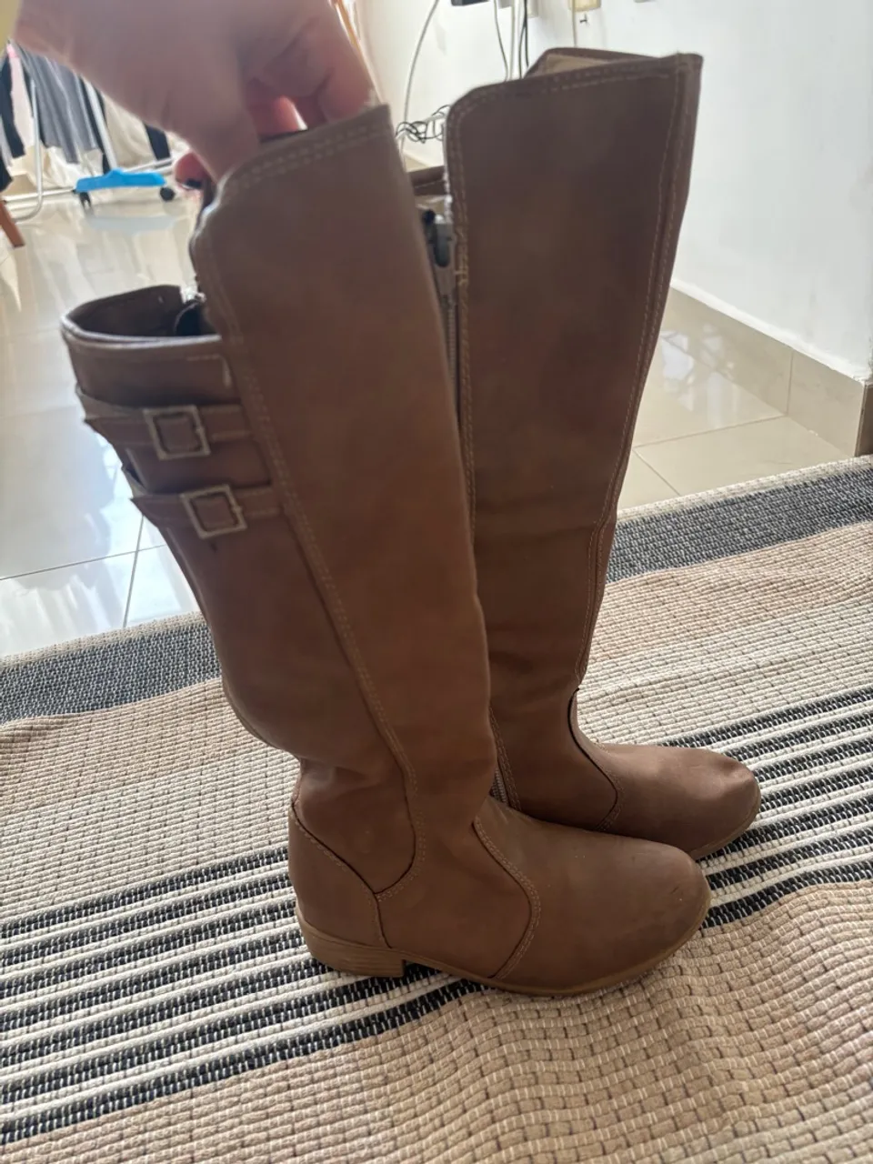 Botas infantis marrons com detalhes