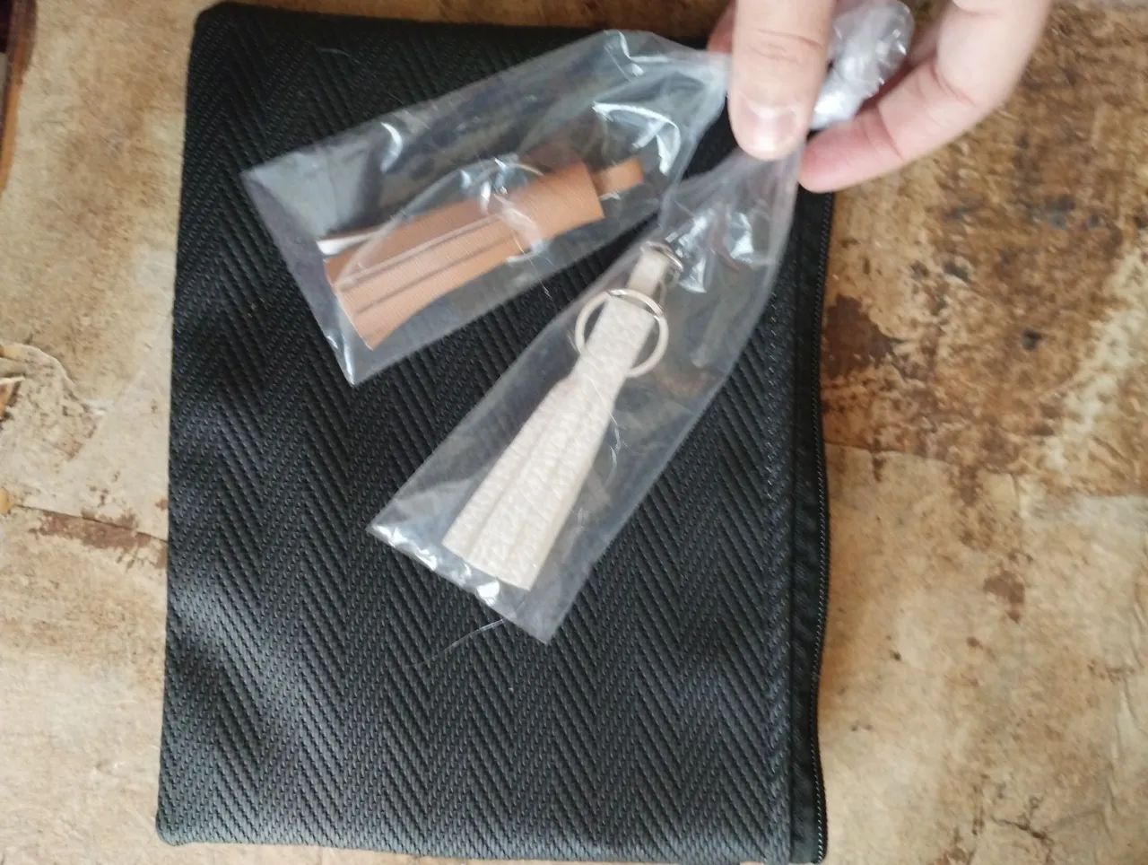 Necessaire Preta. De mão. Com transparência. ARTESANAL. Acompanha dois chaveiros. - Foto 5