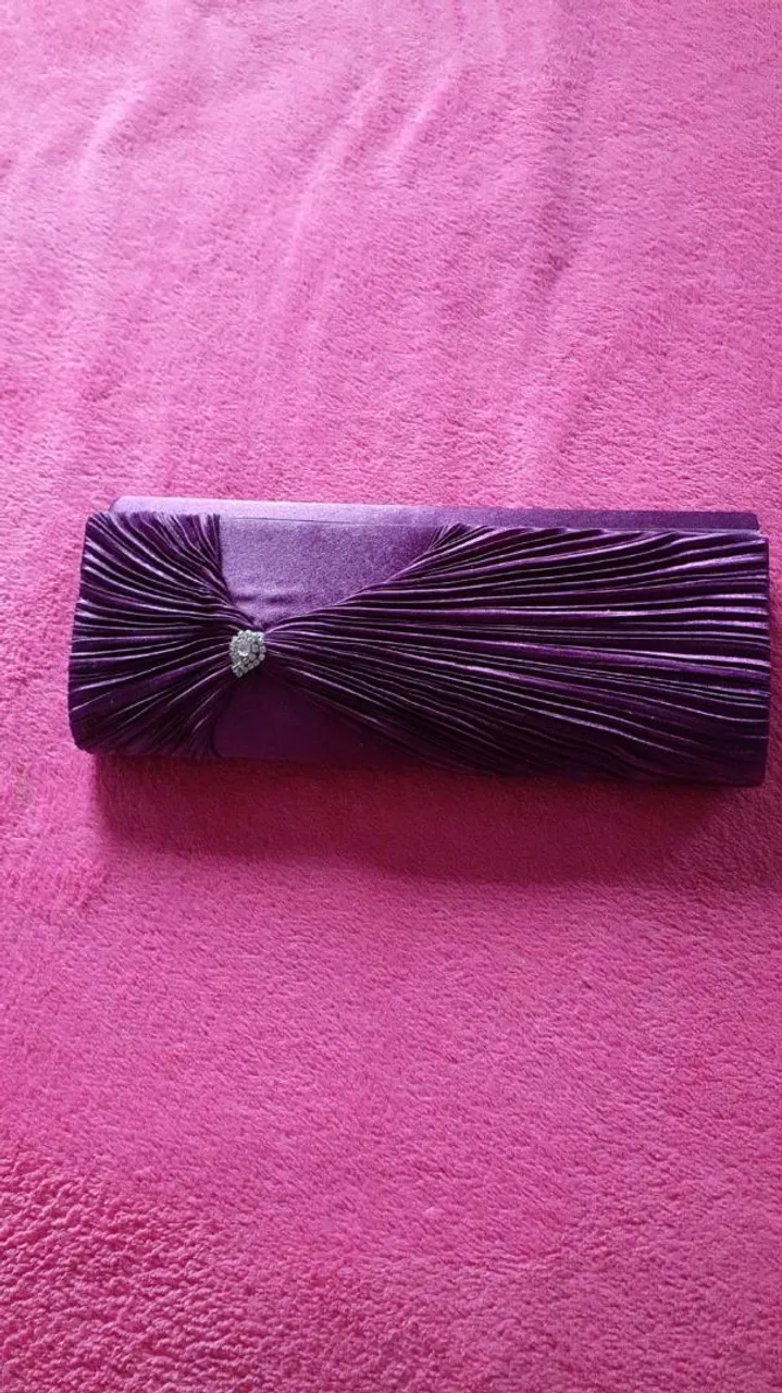 Clutch Roxo com Detalhes e Brilho