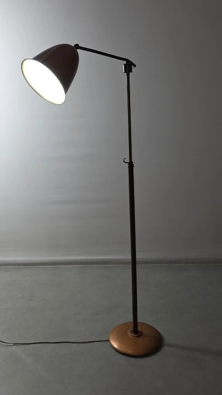Luminária de Piso Década 50, confeccionado em aço maciço, funcionando - Foto 4