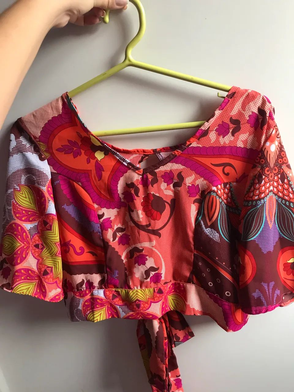 Cropped estampado com etiqueta M