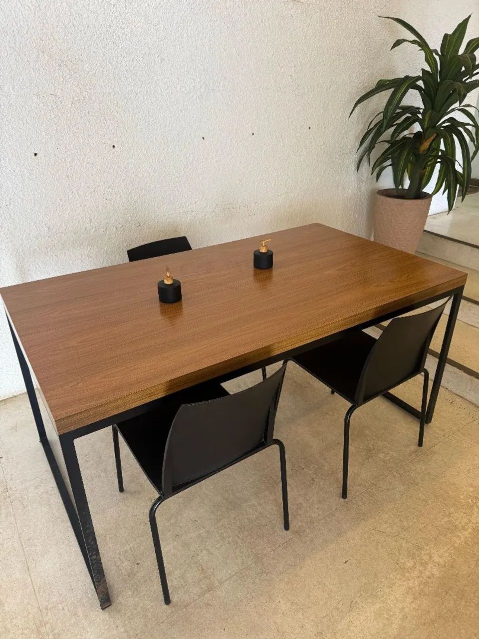 Mesa de jantar moderna com estrutura de ferro