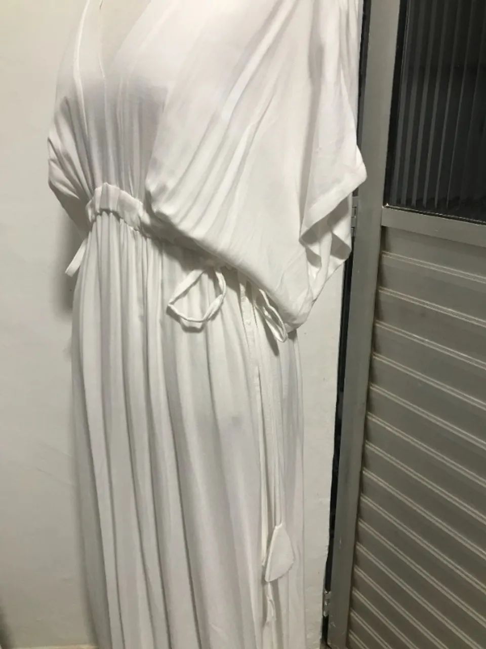 Vestido Kaftan Longo Branco com Decote V e Mangas Morcego - Foto 3