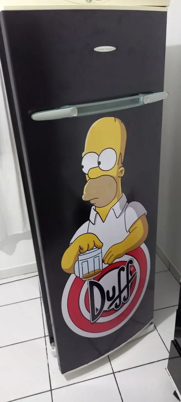 Geladeira com adesivo do Homer Simpson