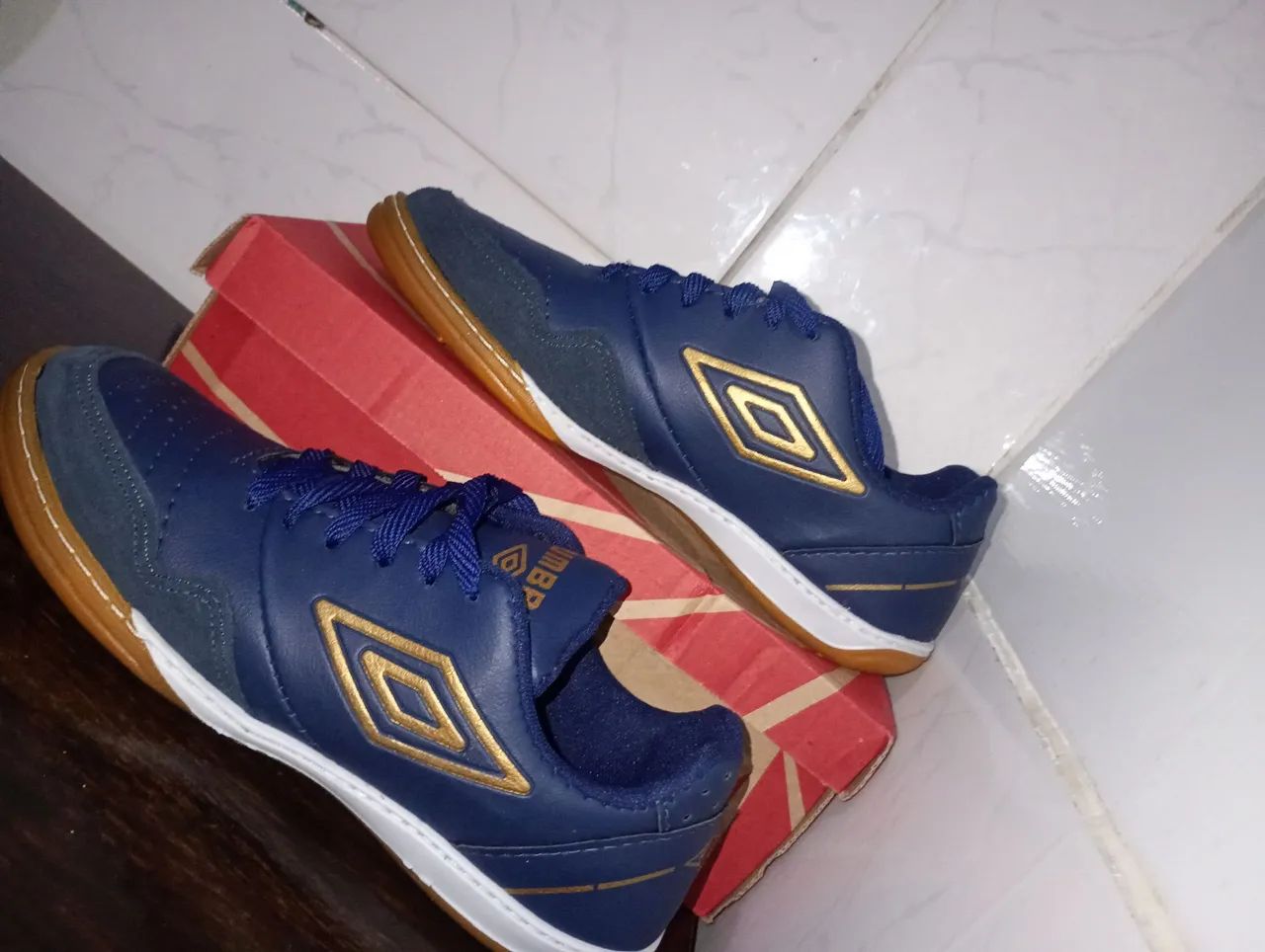 Chuteira Umbro Futsal - Azul e Dourado - Foto 2