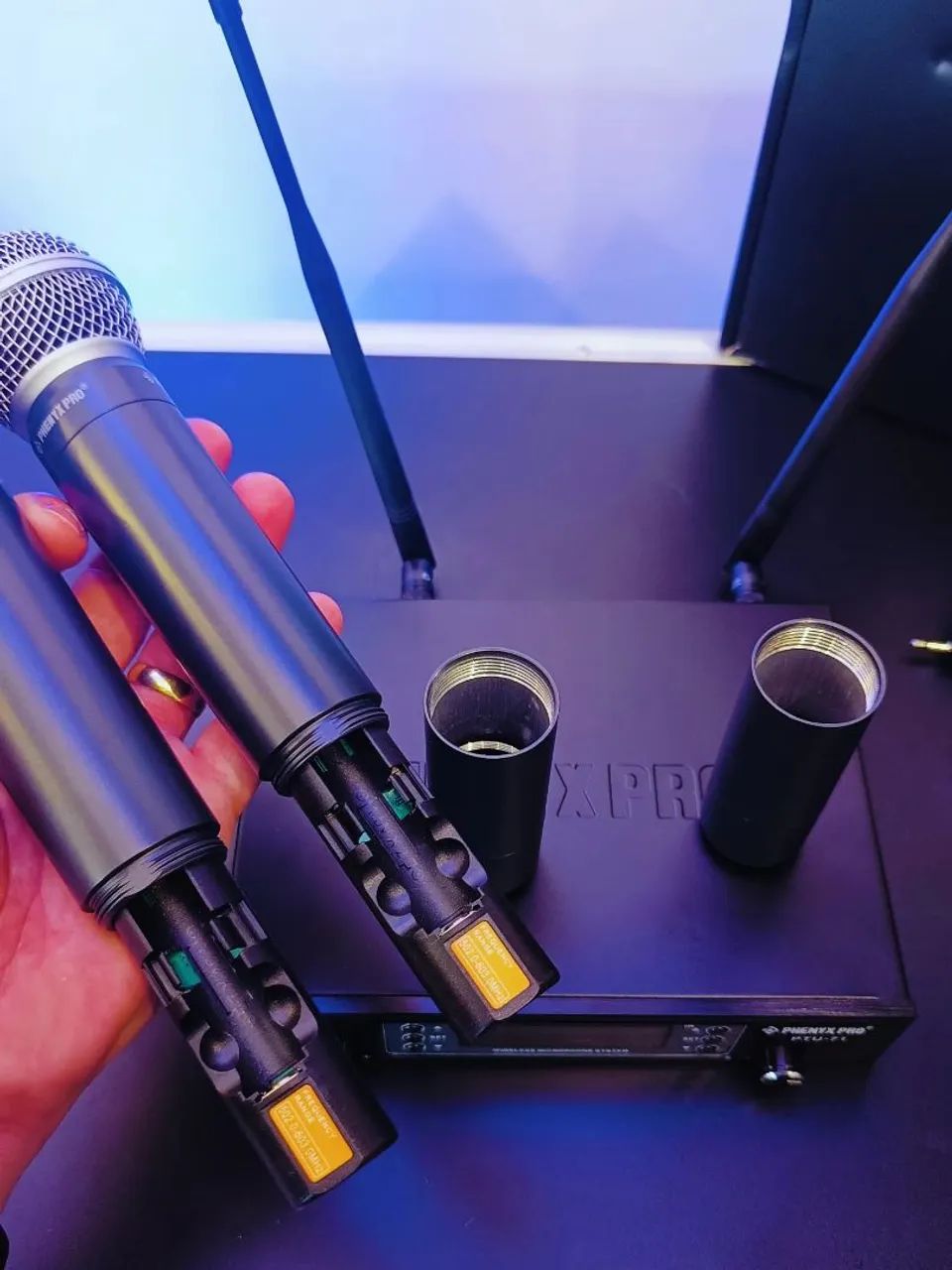 Sistema de Microfone Sem Fio UHF Duplo com Varredura Automática Phenyx Pro PTU-71-2H - Foto 2