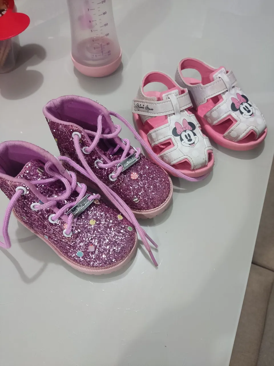 Sapatos e sandálias infantis rosa com glitter e Minnie