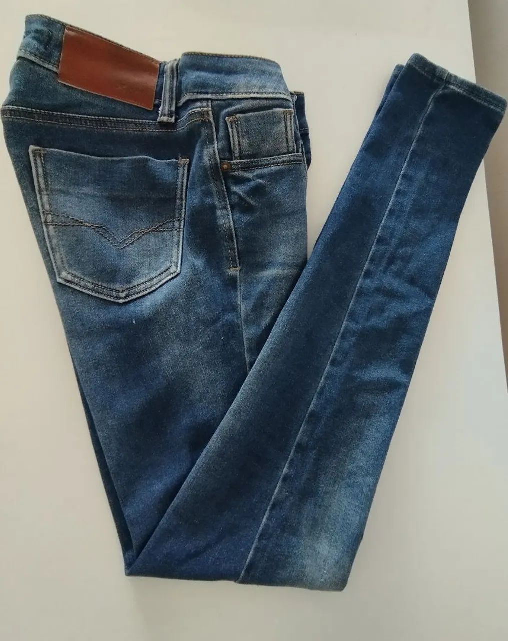 Calça jeans feminina skinny com  Strech